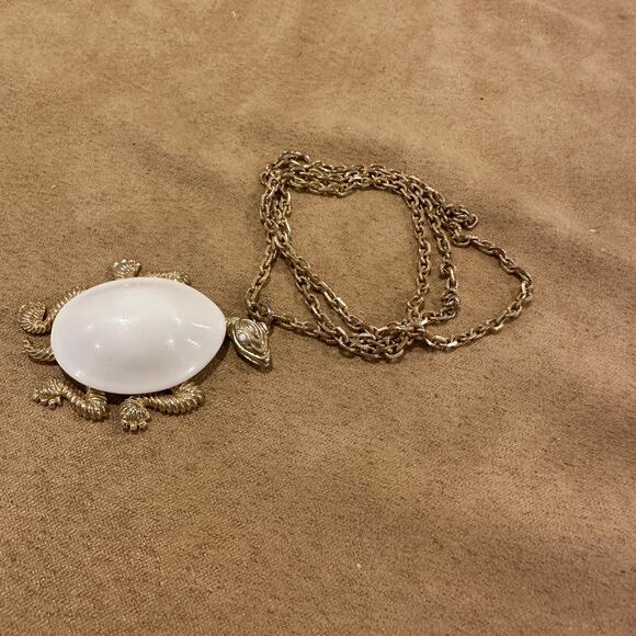 Vintage Turtle Pendant Necklace White Milk Glass Cabochon Gold Tone Link Chain - Picture 2 of 10
